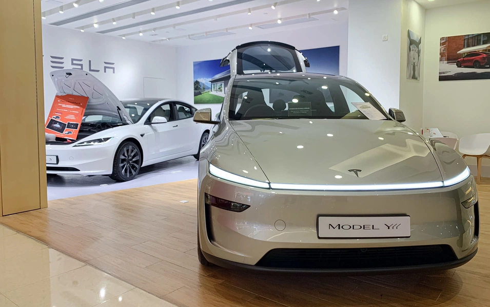 Tesla sets Q2 2027 for Model Y robotaxi integration
