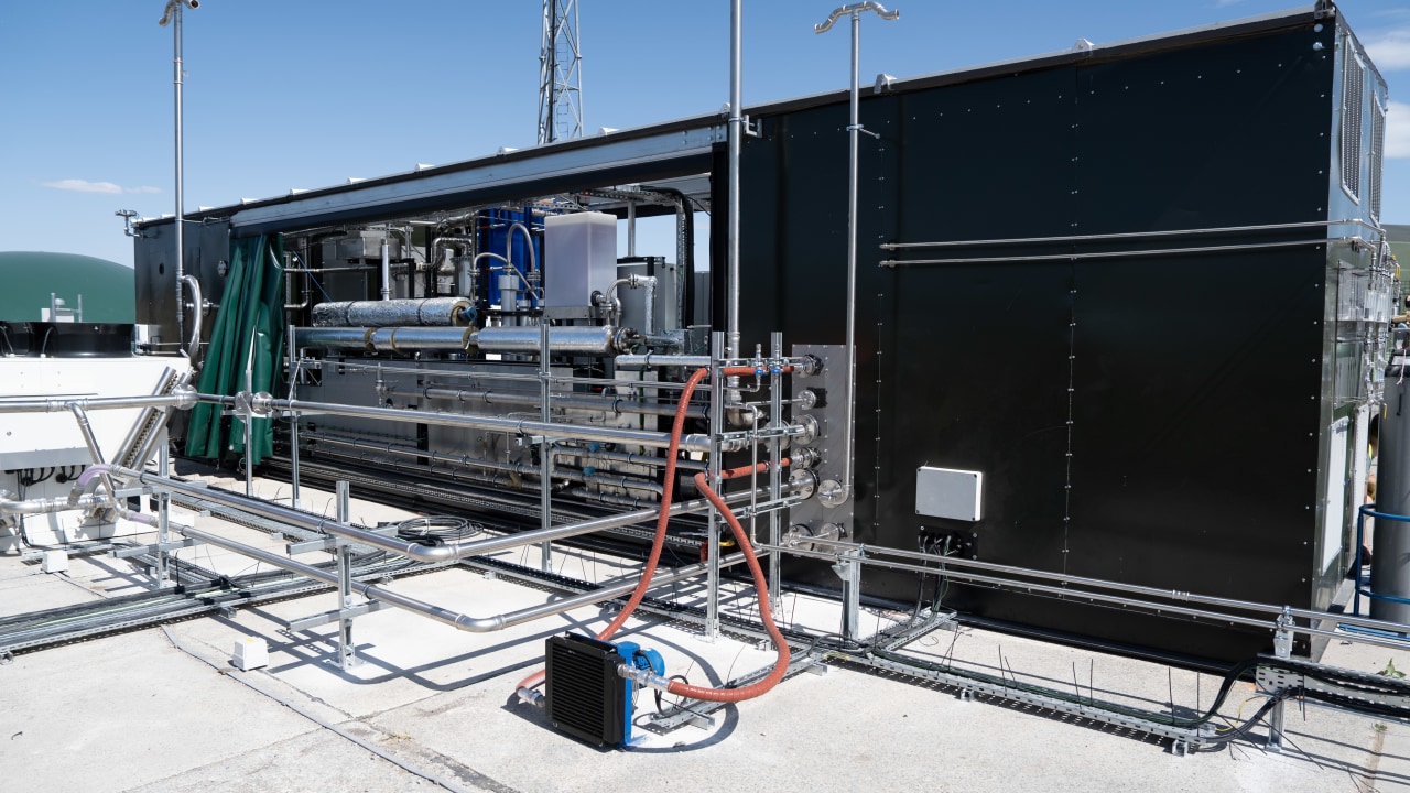 These mini power plants aim to make green fuel, using the air around them