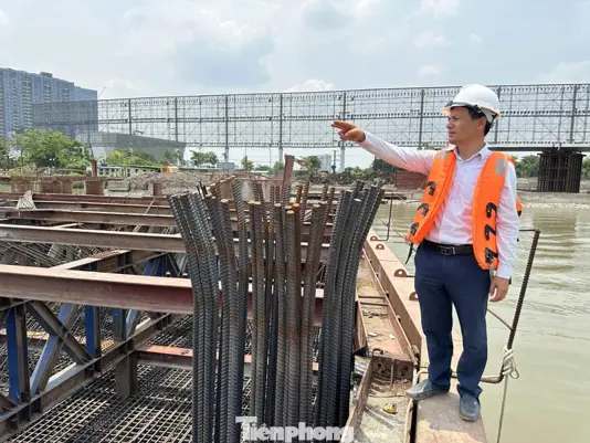 Báo điện tử Tiền Phong Ông Đặng Xuân Hải, chỉ huy trưởng công trình cầu đi bộ. 1