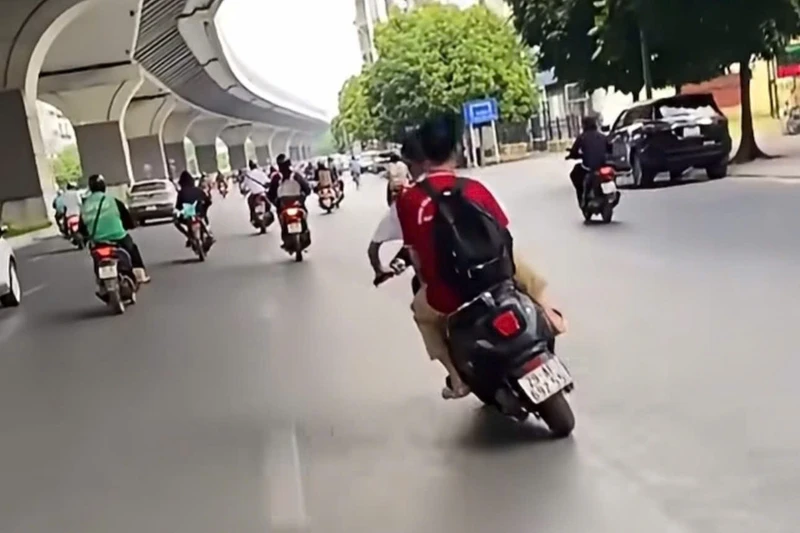 Con đi xe máy điện làm xiếc trên đường, mẹ bị phạt 9 triệu