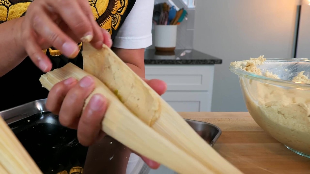 How to make green chicken tamales with salsa verde
