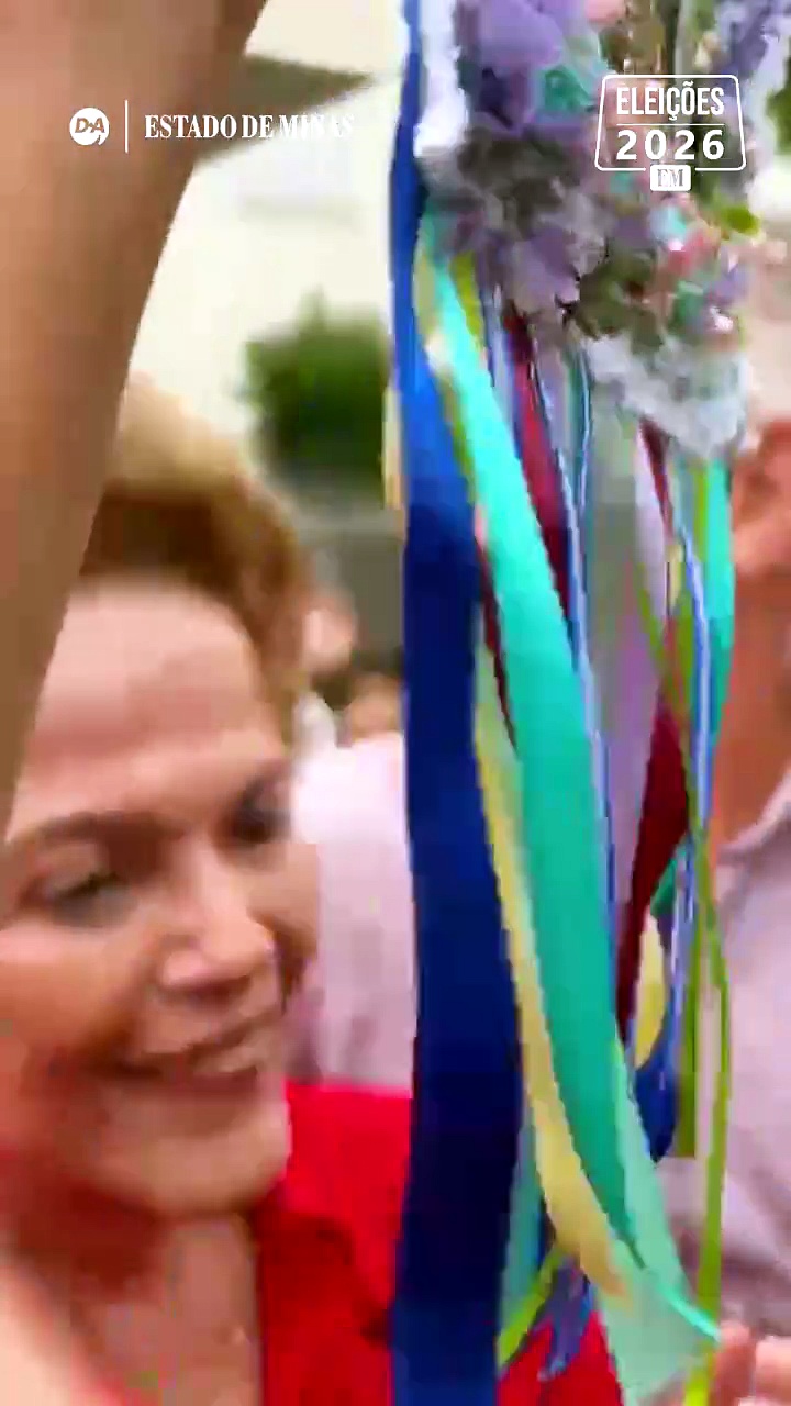 Ex-presidente Dilma Rousseff chega para votar cercada por apoiadores
