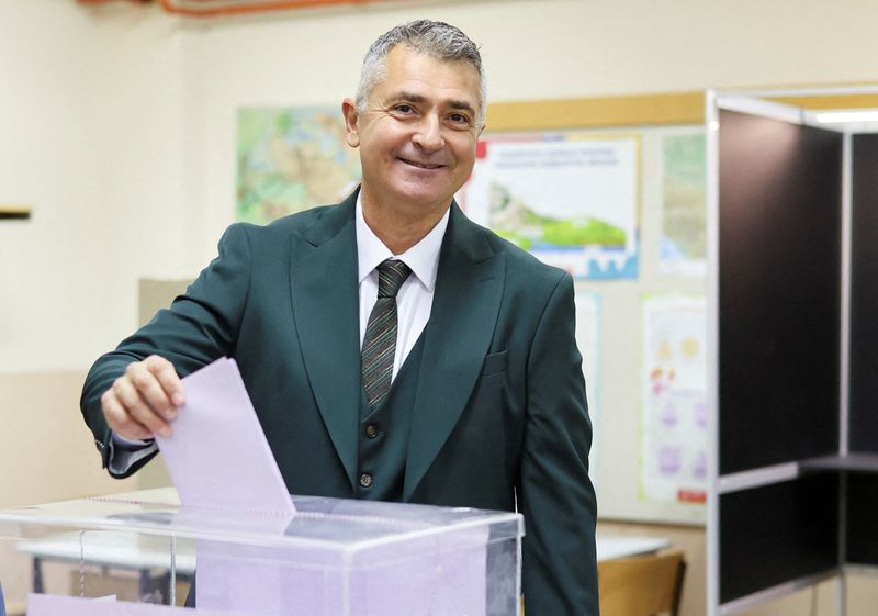 Ilija Srdanovic, primero en la lista electoral "Lista Estudiantil - ¡Los Estudiantes Ganan!", vota en un colegio electoral durante las elecciones parlamentarias en Novi Sad, Serbia, el 25 de octubre de 2026. REUTERS/Uros Arsic
