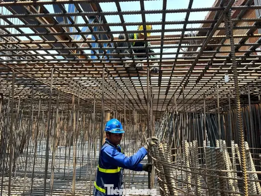 Báo điện tử Tiền Phong Để thi công bệ trụ chính TC2, nhà thầu huy động khoảng 650 tấn thép và hơn 7.450m³ bê tông, bao gồm cả phần bê tông bịt đáy. 1