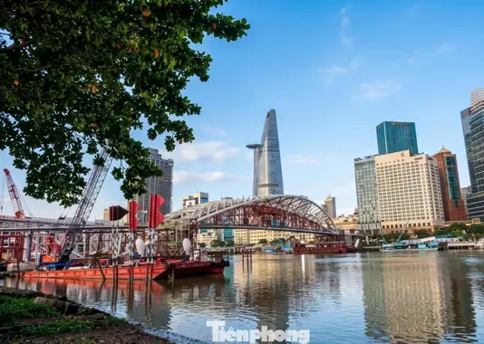 Báo điện tử Tiền Phong Cầu đi bộ qua sông Sài Gòn đang trong giai đoạn hoàn thiện. Ảnh: Nguyễn Tiến 1