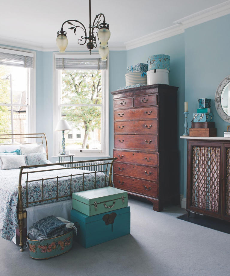 5 things to wash in October for a fresh and inviting guest bedroom space
