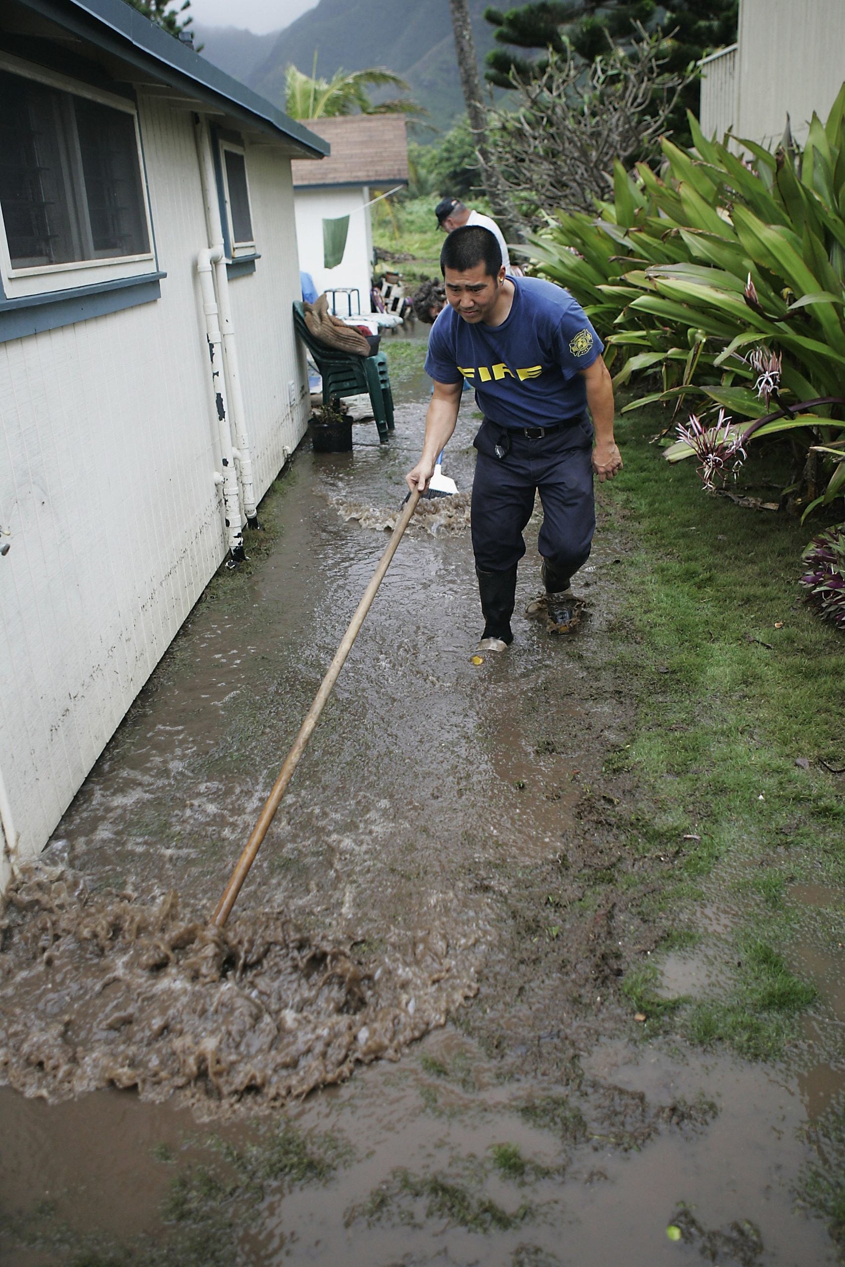 Tropical Depression Olana takes shape as Hawaii faces growing flood ...
