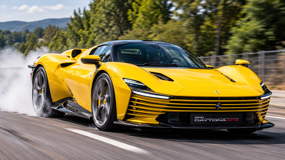 Ferrari V12-Supercars bei Vollgas mitreißend laut
