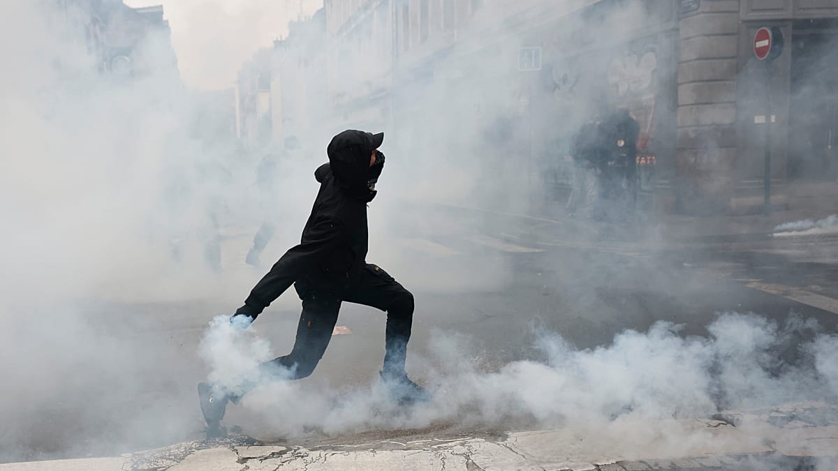 Fransa genelindeki protestolarda yaklaşık 1.000 kişi gözaltına alındı