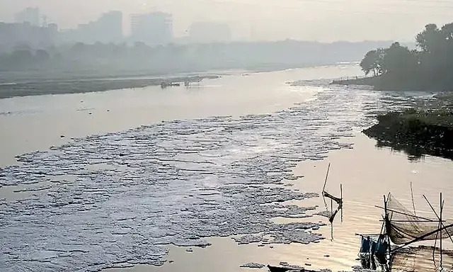 Delhi air quality deteriorates as toxic foam reappears in Yamuna river!