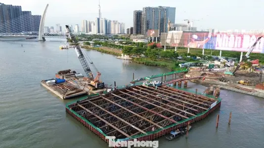 Báo điện tử Tiền Phong Bệ trụ chính TC2 ở phía bờ phường An Khánh thời điểm được thi công vào tháng 5/2026. 1