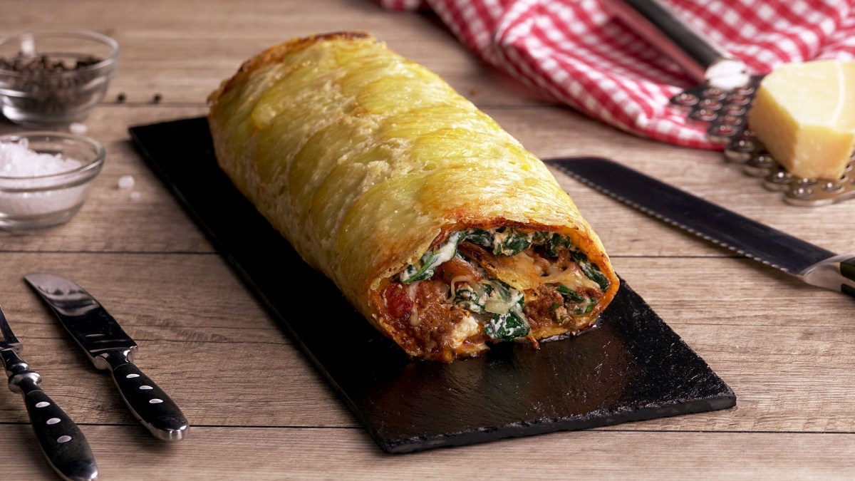 Kartoffelrolle mit Ricotta-Spinat-Füllung und Hackfleisch