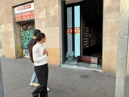 Toldos quemados, cristales rotos y tiendas desvalijadas, Barcelona ...