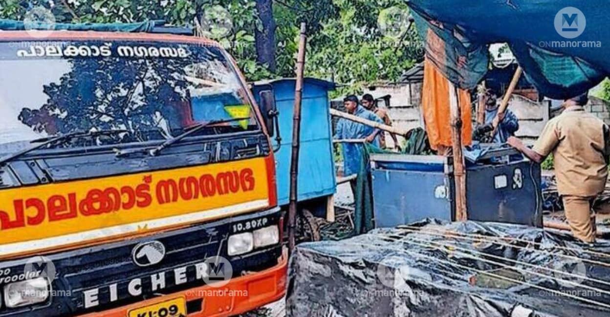 Palakkad Municipality clears 18 encroachments along Nooradi Road