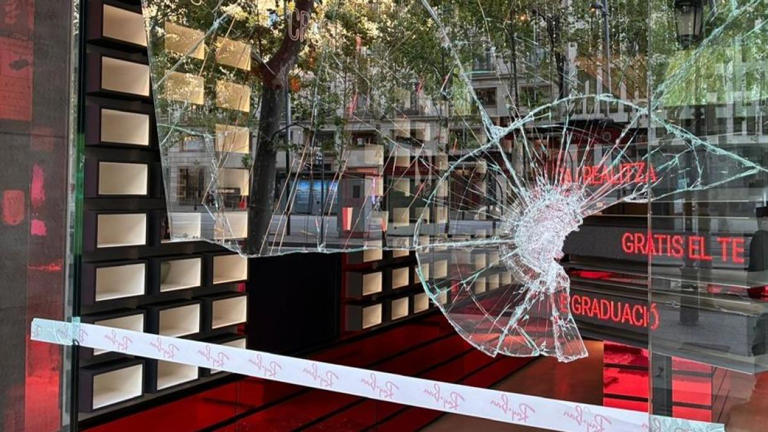 Toldos quemados, cristales rotos y tiendas desvalijadas, Barcelona ...