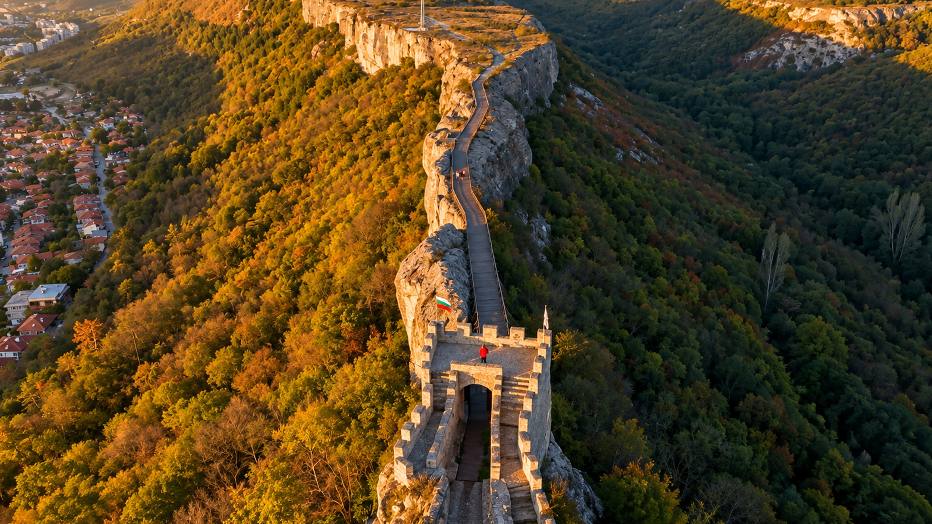 Un antiguo muro de piedra siguiendo el borde de un acantilado