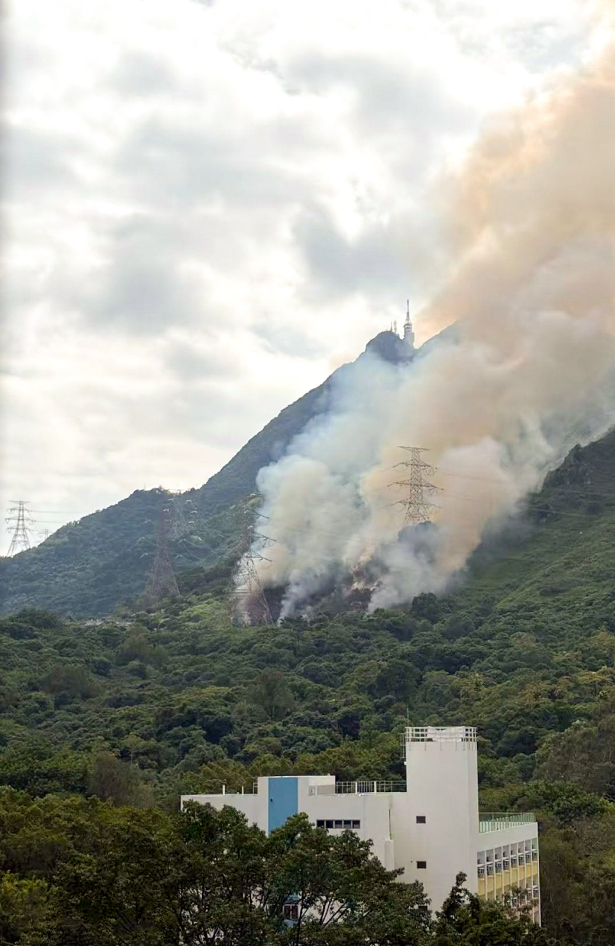 5-hour battle to bring hill fire near residential area in Tuen Mun ...