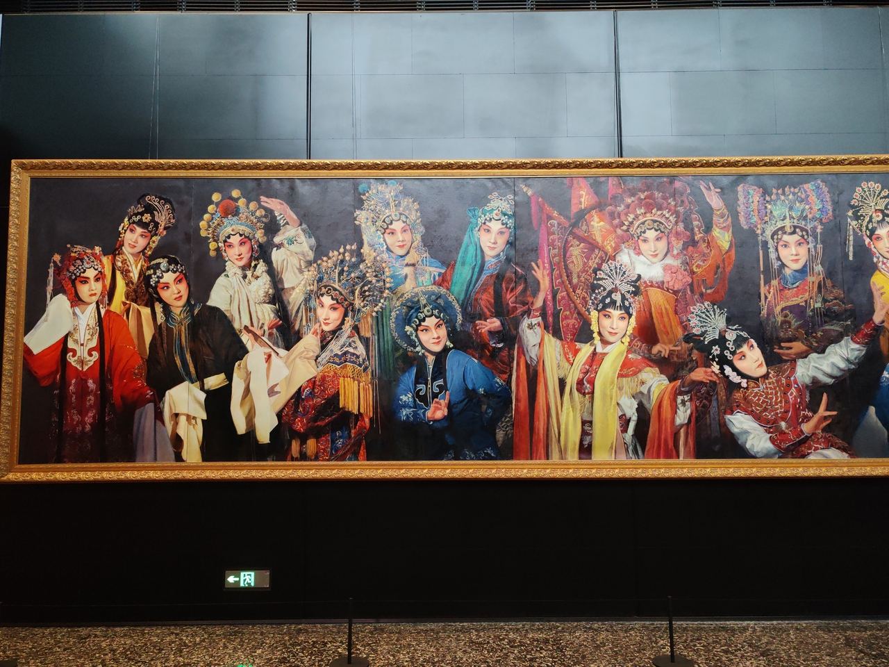 北京艺术中心里摆放的雕塑作品和大型油画《盛世长歌》