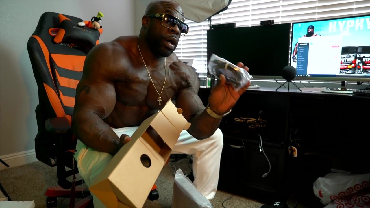 Kali Muscle unboxes a 1 TB PS4 Pro