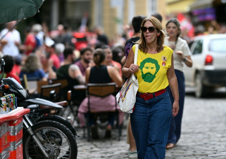 Lula supporters cross fingers in Rio, a Bolsonaro bastion