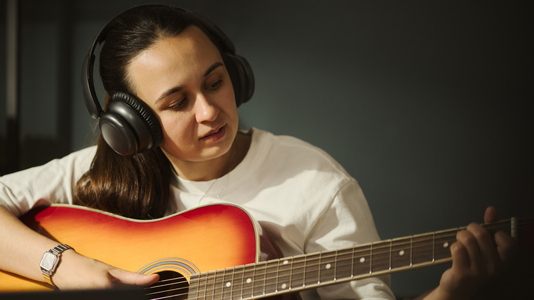 6 essential gadgets for learning to play guitar