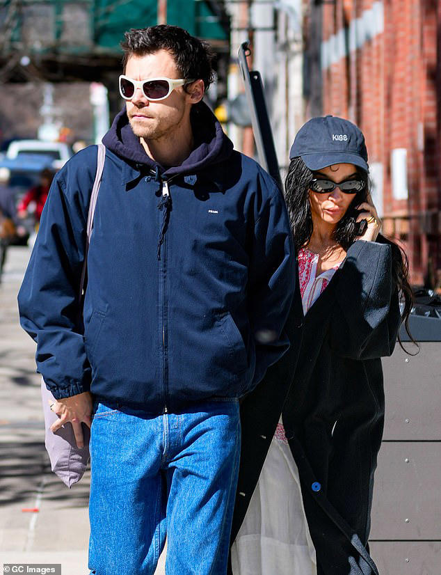 Harry Styles and Zoe Kravitz embrace fall weather as they bundle up on ...
