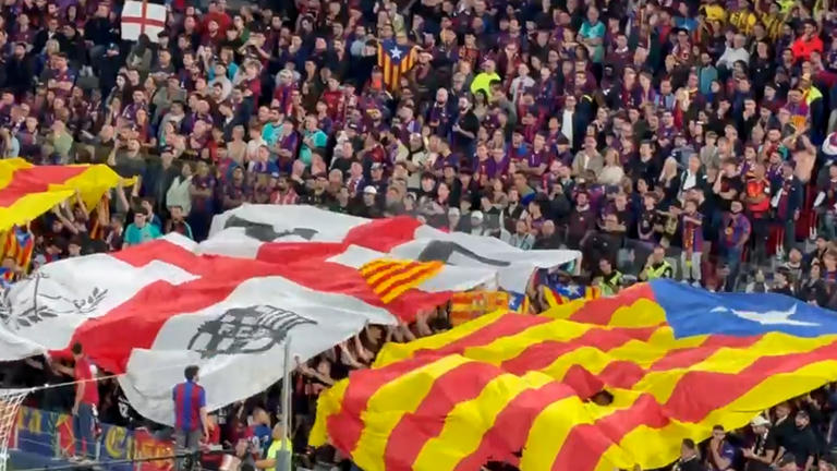 El Camp Nou despliega una gran estelada durante el Clásico