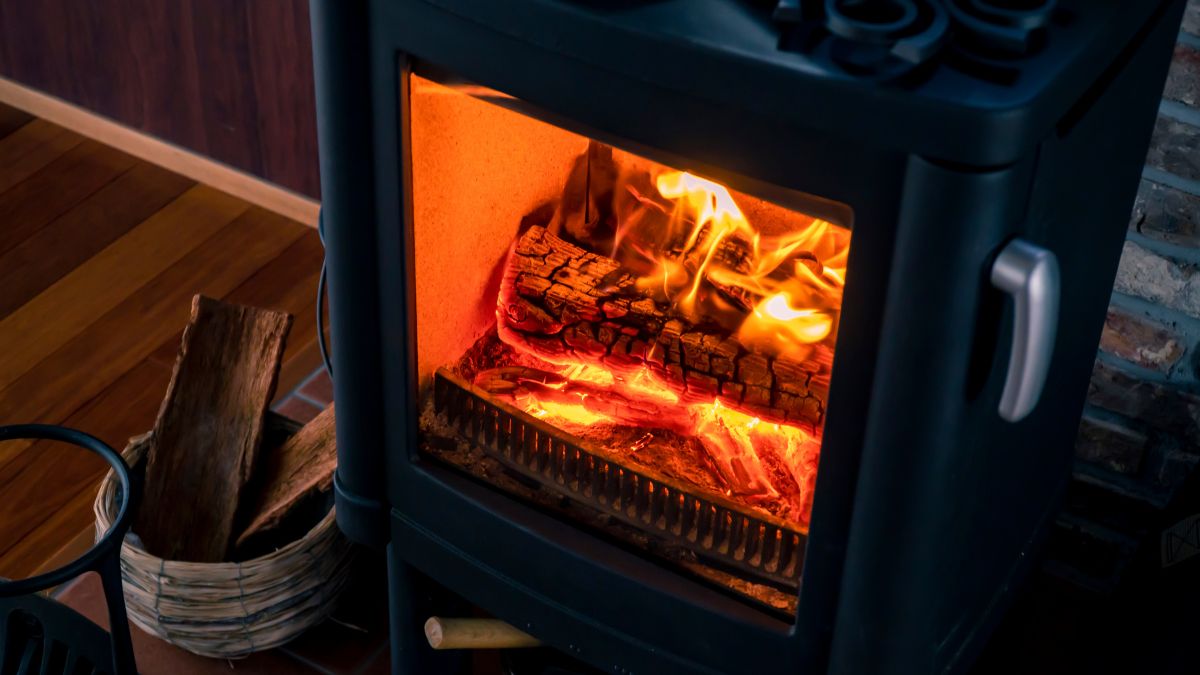Chauffage au bois : avant de brûler une palette récupérée gratuitement ...