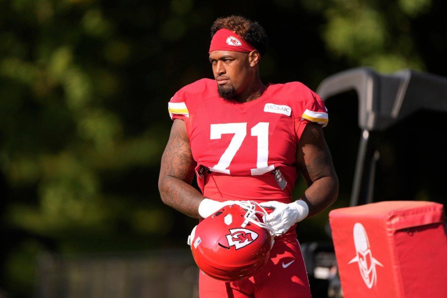 Reports: Patrick Mahomes, Andy Reid told Josh Simmons to leave team meeting