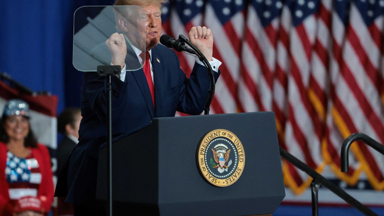 Trump ogles at celebrity's 'beautiful' rear end during Michigan rally ...