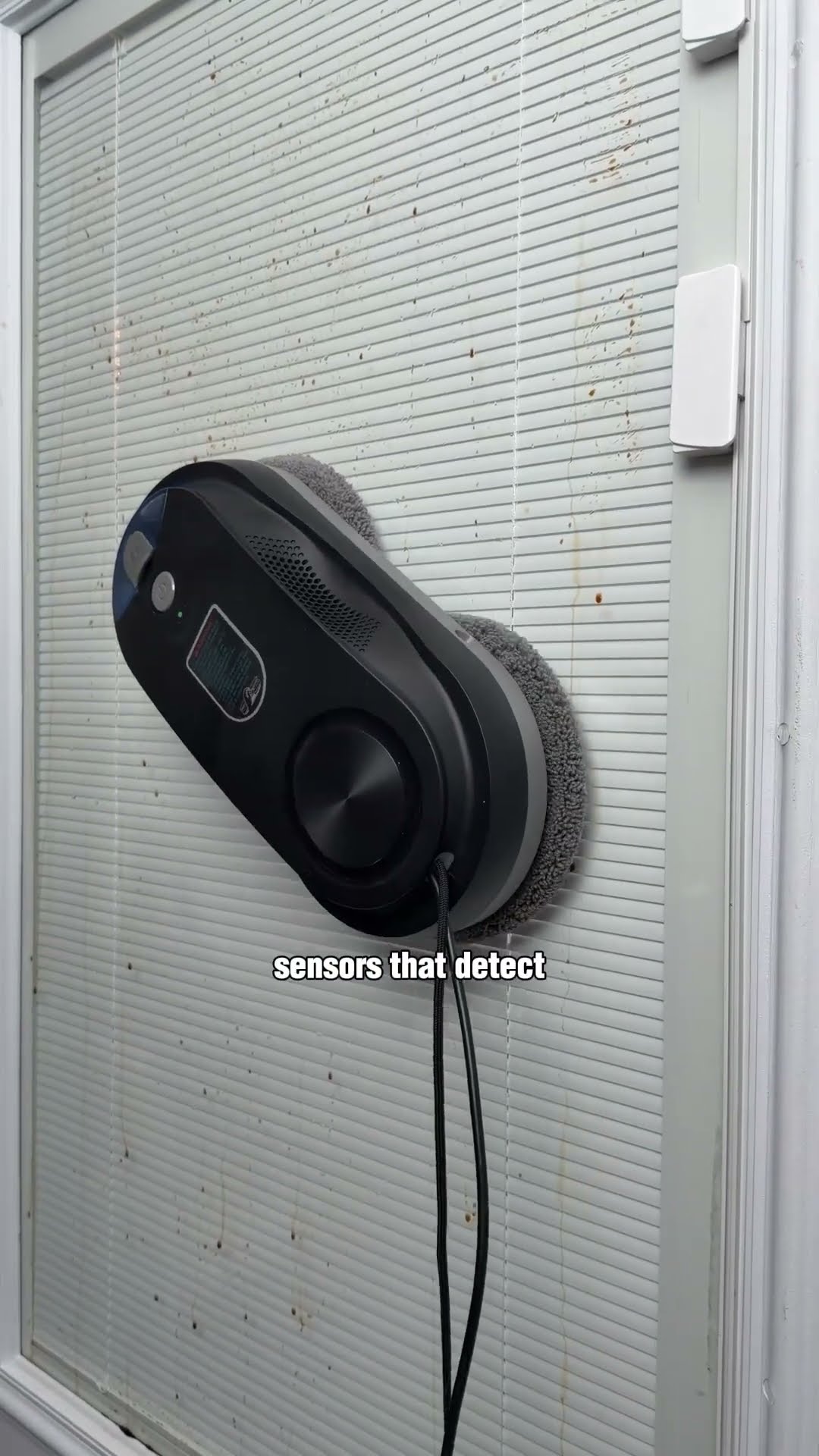 This robot cleans your windows for you 🤯