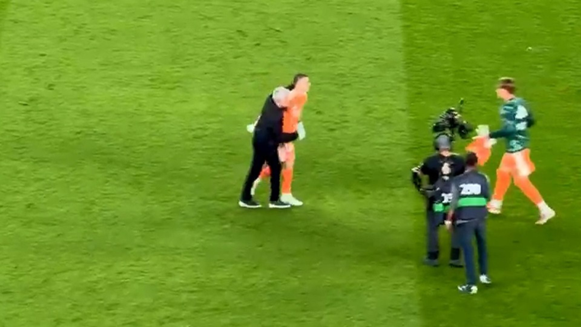 Éxtasis del Real Madrid en el Camp Nou: el abrazo de Lunin y Mourinho ...