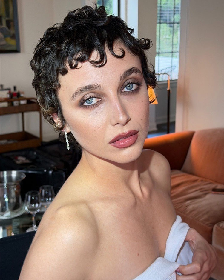 Emma Chamberlain’s old Hollywood pixie gets the Bumble and bumble treatment