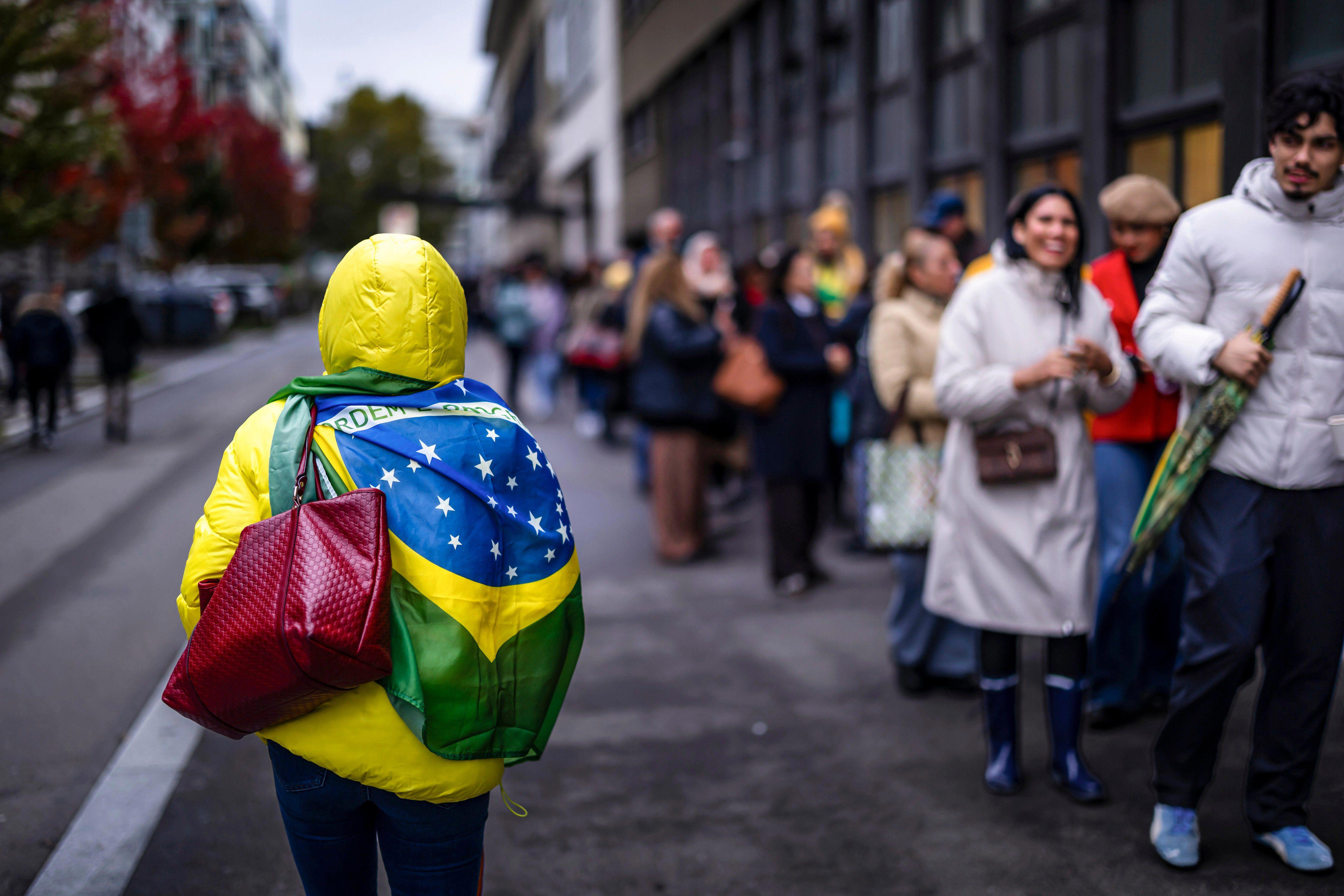 Brasileiros votam no segundo turno das eleições presidenciais em Zurique, Suíça