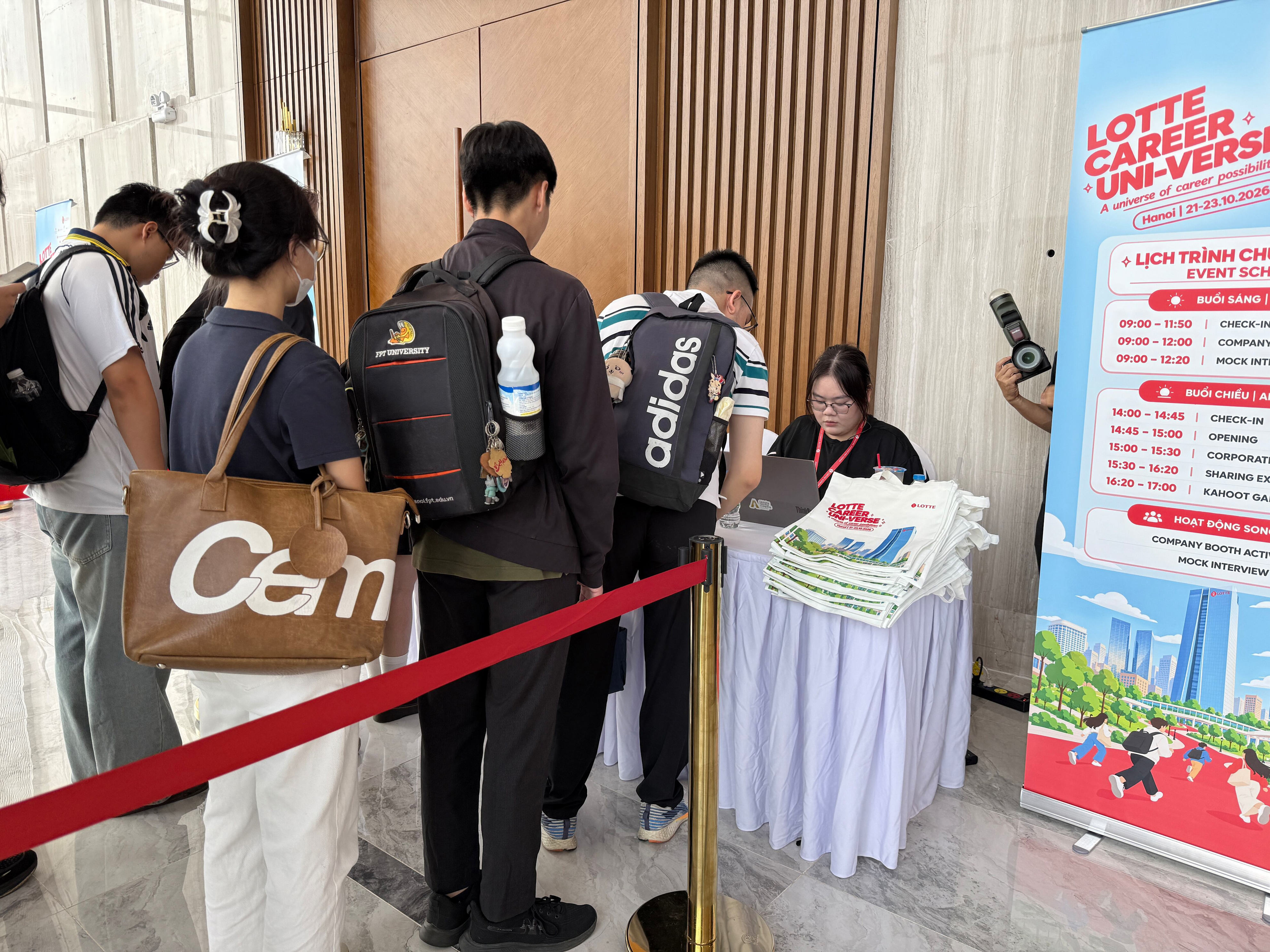 Lotte recruitment briefings in Vietnam draw 3,000 students