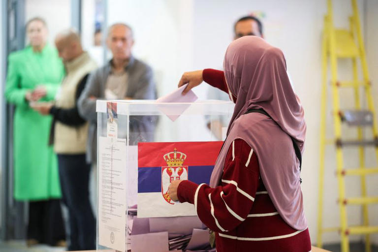 Una mujer vota en un colegio electoral durante las elecciones parlamentarias en Belgrado, Serbia, el 25 de octubre de 2026. REUTERS/Zorana Jevtic