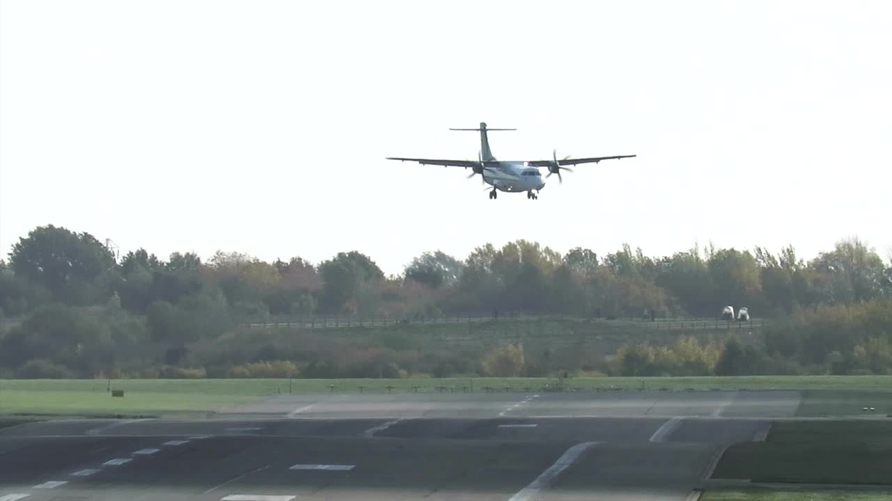 Brace Brace Brace! Pilots Struggle To Land at Birmingham Airport During ...
