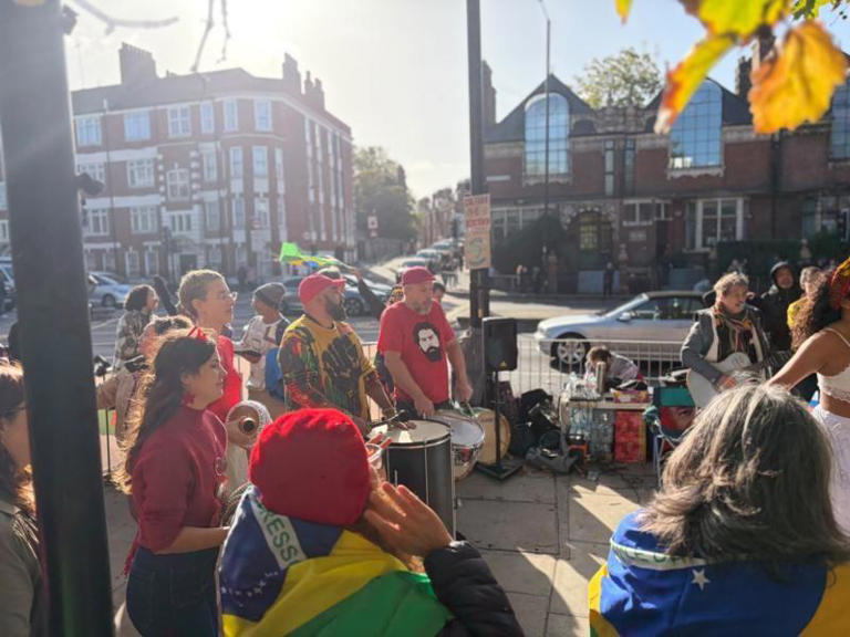 Apoiadores de Lula em local de votação em Londres