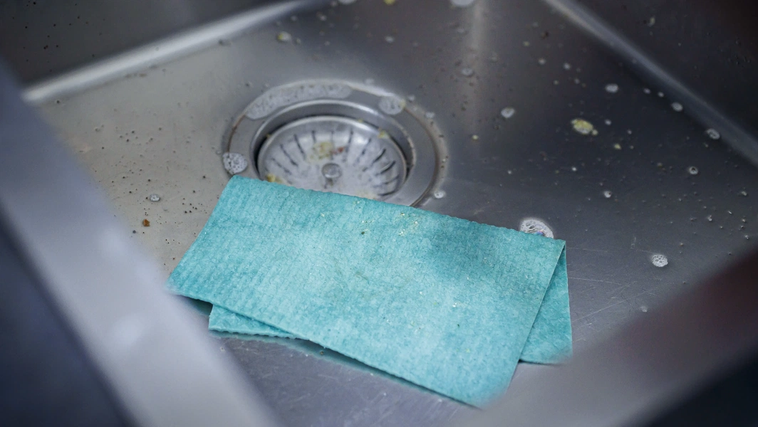 9 everyday items crawling with germs