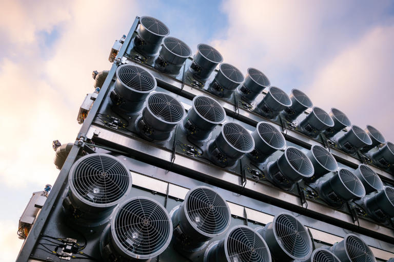 These mini power plants aim to make green fuel, using the air around them