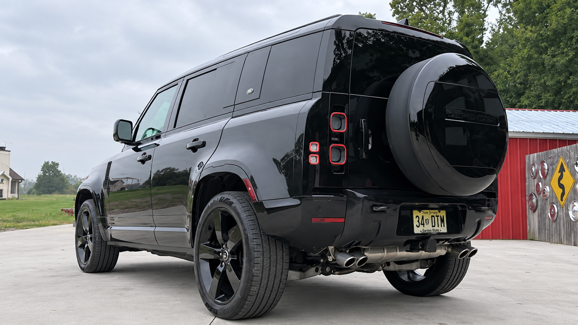 Land Rover Defender V8 supercharged power and exhaust sound
