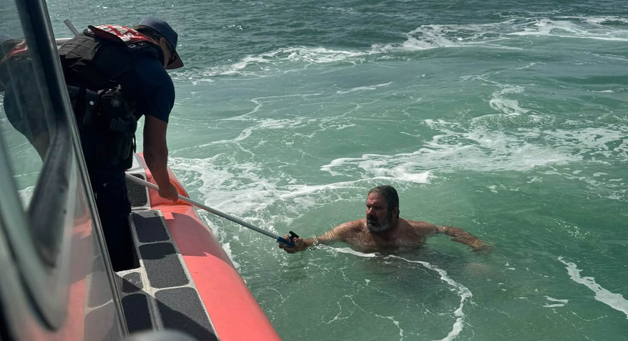 Coast Guard and good Samaritan rescue 4 after boat capsizes in Florida ...