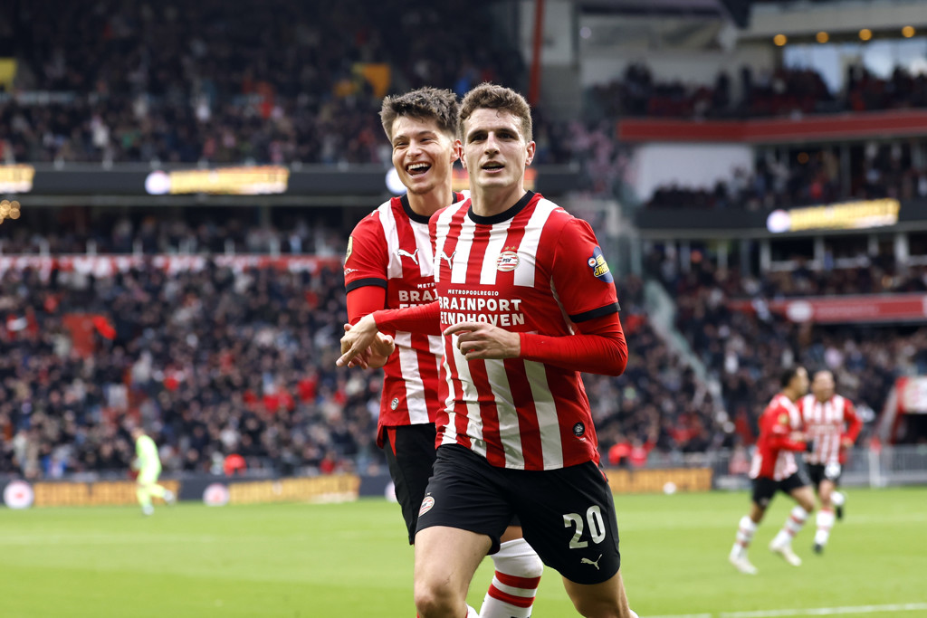 Kampioen PSV weet koploper Feyenoord niet te verslaan in boeiende topper