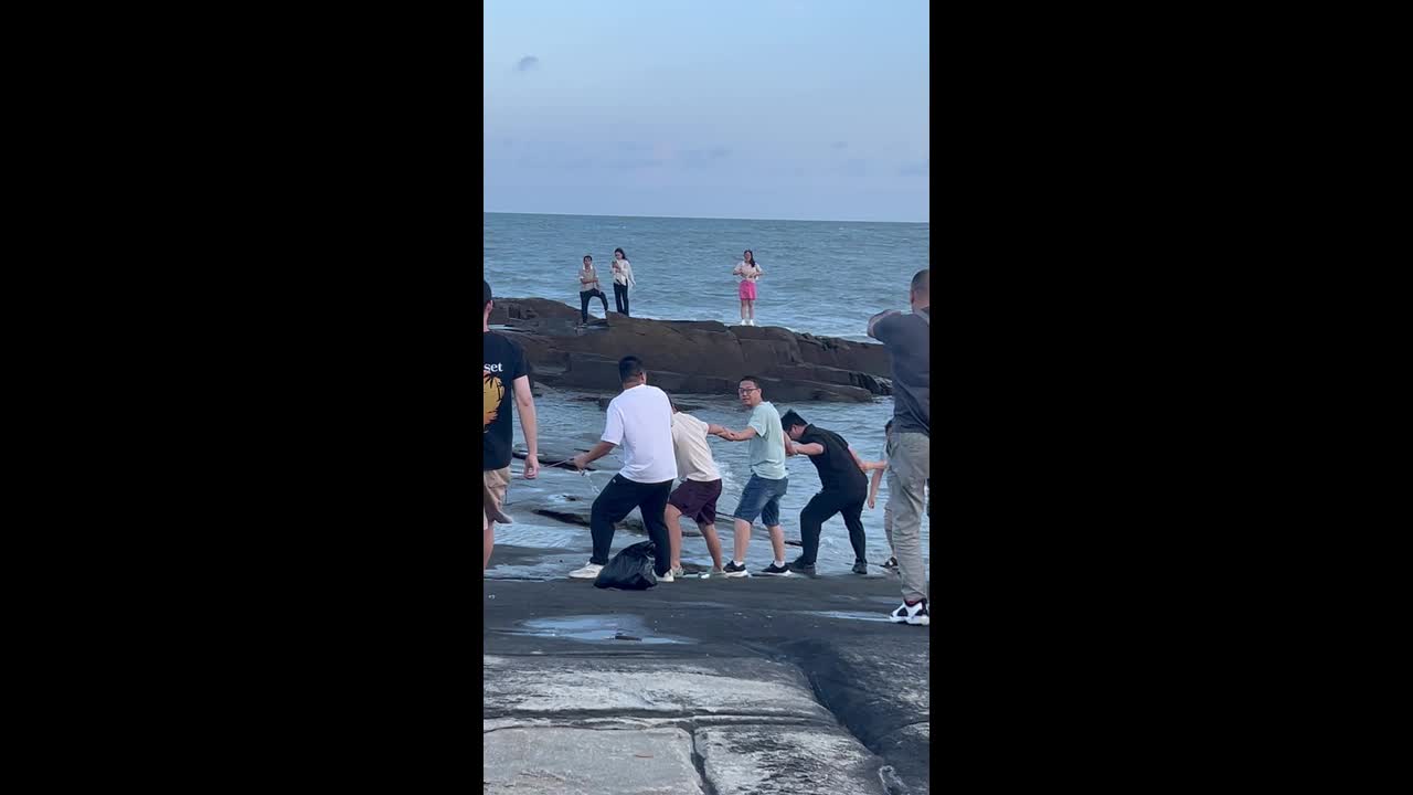 Tourists form human chain to rescue man who slips into sea in Quanzhou ...