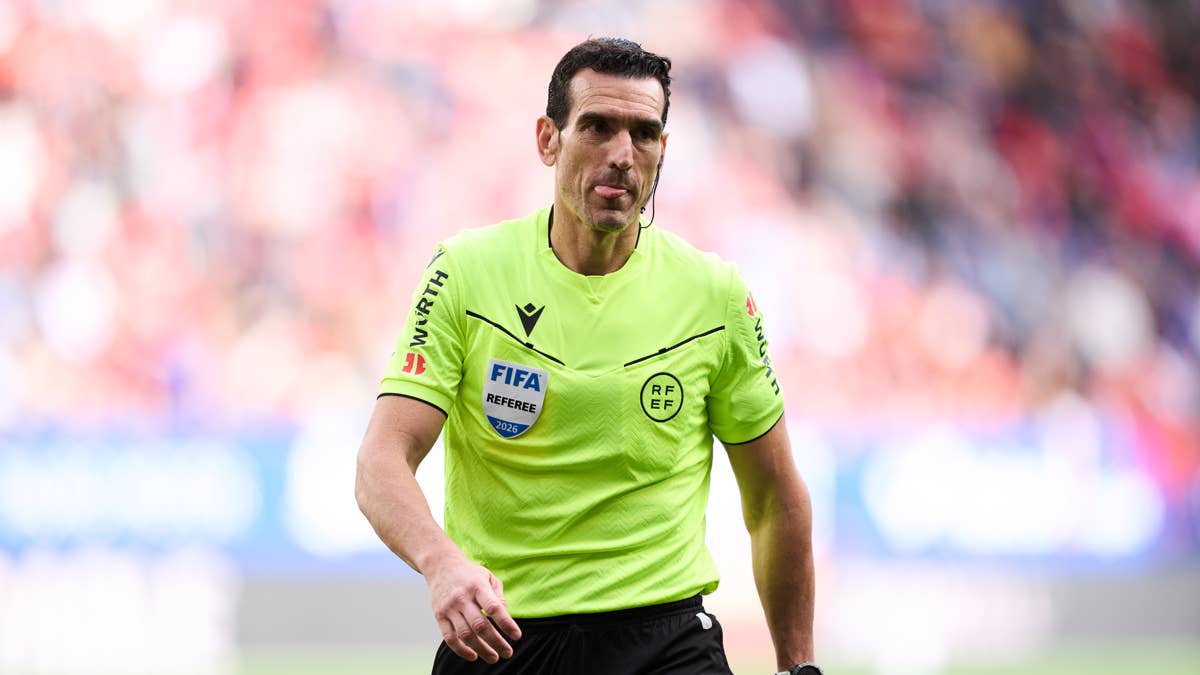 Who is the referee for Barcelona vs. Real Madrid El Clasico?