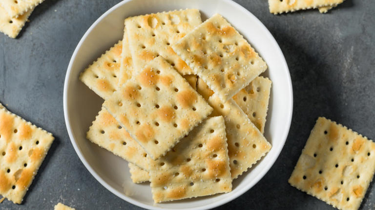 Turn a sleeve of saltine crackers into the easiest appetizer with this ...