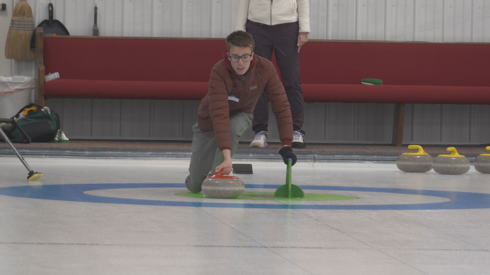 Free curling event draws dozens to Wausau
