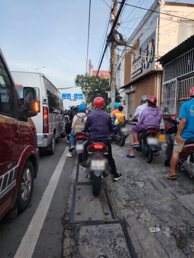 Bị cái ống pô xe phụt thẳng hơi nóng vào mặt, cảm giác của bạn ra sao?