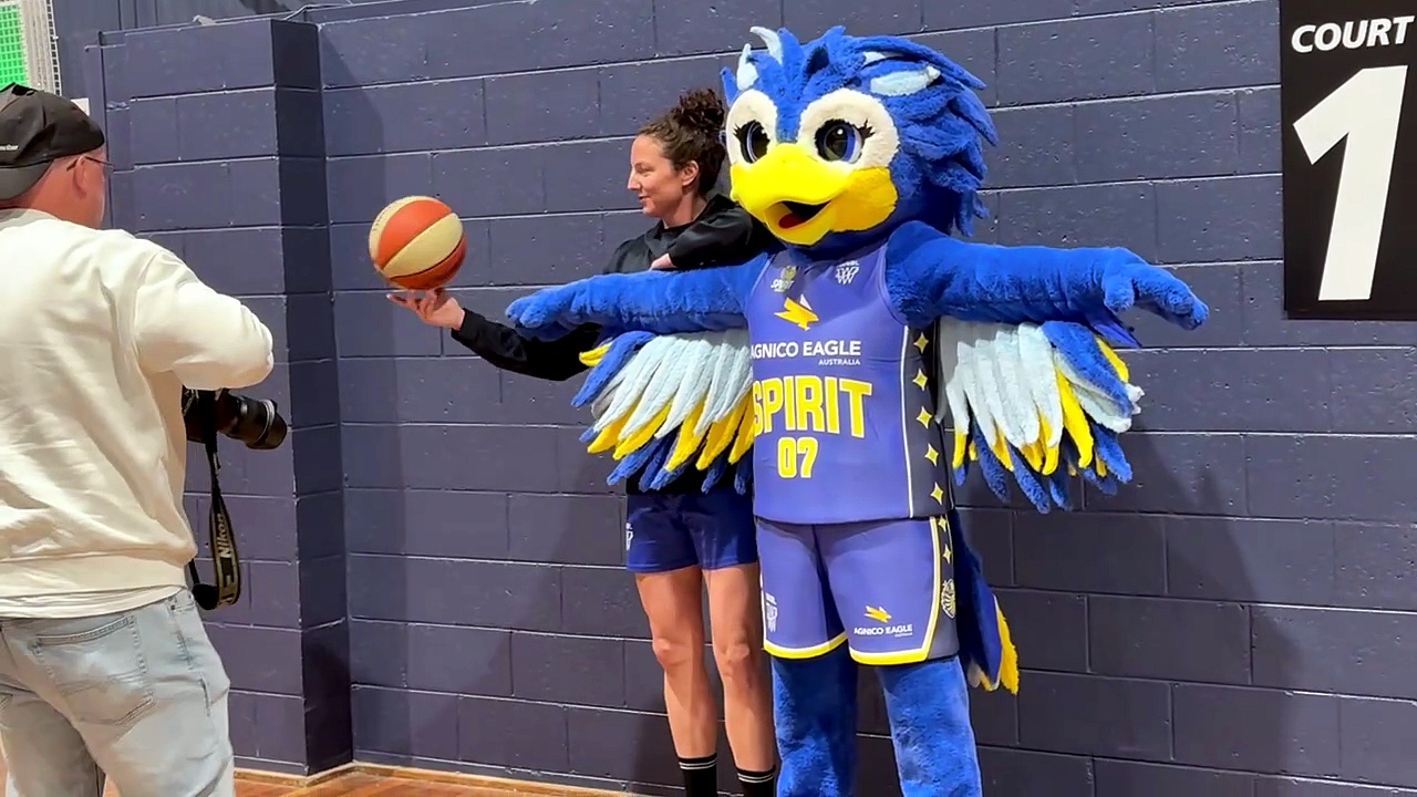 Kelsey Griffin and Bendigo Spirit mascot Poppy.