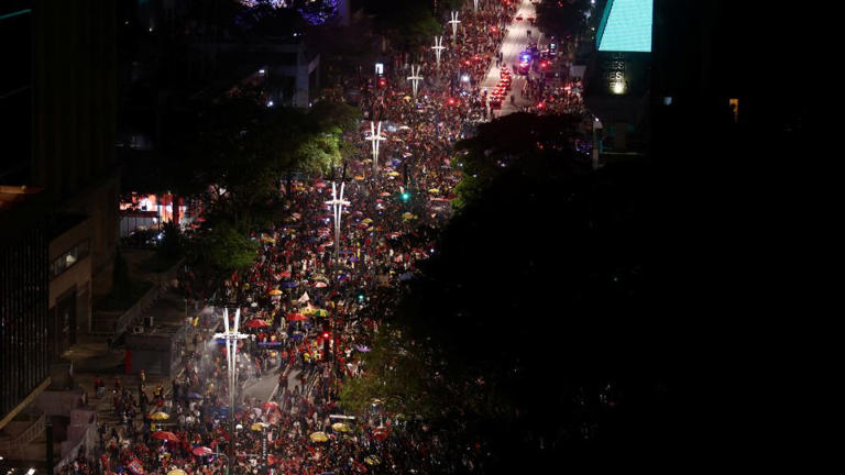 Partidarios del presidente brasileño Luiz Inácio Lula da Silva, del Partido de los Trabajadores (PT), se reúnen para celebrar su victoria en São Paulo, Brasil, el 25 de octubre de 2026. - Jean Carniel/Reuters